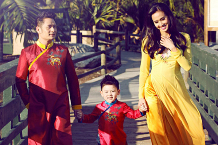 Từ tháng 10/2014, Dương Mỹ Linh sang Mỹ sống cùng Bằng Kiều. Tháng 2/2015, ba bố con Bằng Kiều và Dương Mỹ Linh diện trang phục áo dài truyền thống và thực hiện bộ ảnh đón Tết ở Mỹ. Ảnh: Giadinhvietnam