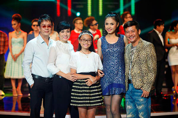 Bước ra từ cuộc thi Giọng hát Việt nhí 2013, Phương Mỹ Chi khiến dư luận nổi sóng khi ngồi ghế nóng chương trình Cùng nhau tỏa sáng bên cạnh các giám khảo chính: ca sĩ Phương Thanh, nhạc sĩ Đức Huy, diễn viên Việt Trinh và danh hài Tấn Beo. Ngay khi được công bố làm giám khảo, Phương Mỹ Chi vướng phải sự chỉ trích của khán giả. Ảnh: Đại lộ