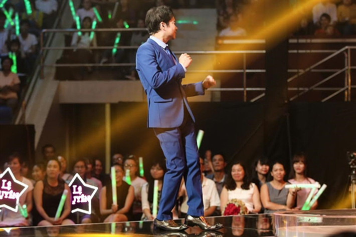 Đêm bán kết Thần tượng Bolero 2017, Ngọc Sơn là huấn luyện viên nhảy rất sung để cổ vũ cho phần trình diễn của thí sinh của Lệ Quyên là Triều Quân. Ảnh: Thể thao văn hóa