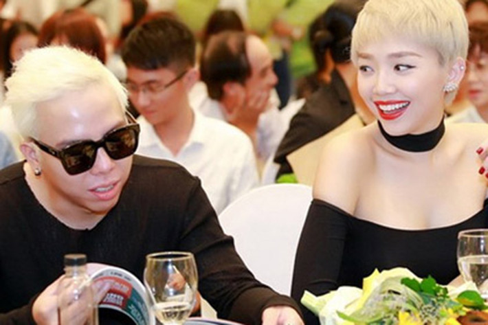 Mặc cho những hình ảnh tình tứ của cặp đôi tràn lan trên mặt báo, Tóc Tiên và Hoàng Touliver chưa từng thừa nhận hẹn hò mà cho biết chỉ coi nhau là bạn thân trong lĩnh vực âm nhạc.