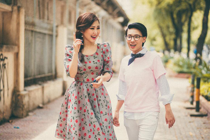 Cặp huấn luyện viên của Giọng hát Việt nhí 2017 Hương Tràm - Tiên Cookie khá thân nhau ngoài đời.