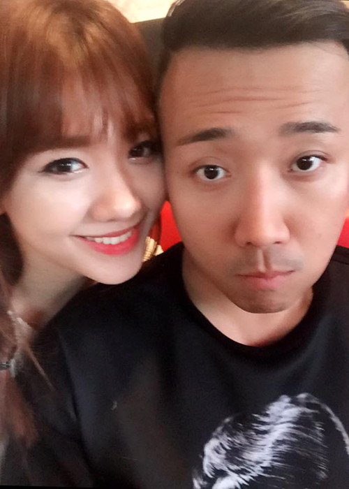 Hot Face sao Việt 24h: Khi Hari Won bị ném đá vì phát ngôn "phụ nữ Việt lấy chồng Hàn vì tiền", Trấn Thành chia sẻ hình ảnh tình tứ bên vợ đồng thời viết: “Thương em”.