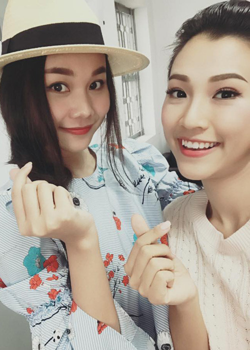 MC Hoàng Oanh thân thiết bên siêu mẫu Thanh Hằng. Nữ MC chia sẻ cô ngưỡng mộ đàn chị từ rất lâu.