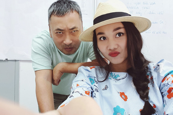 Siêu mẫu Thanh Hằng chụp ảnh tự sướng cùng đạo diễn Nguyễn Quang Dũng đồng thời chú thích: “Phía sau một cô gái. 10 năm rồi đó. Chúng ta vẫn trẻ”.