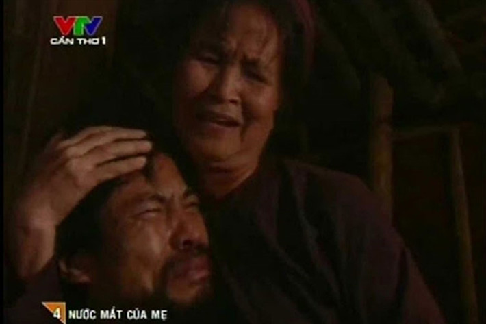Bắc đại bàng trong "Cảnh sát hình sự” khiến nhiều người phải khiếp sợ bởi gương mặt dữ dằn cùng những hành động ngang tàng. Tuy nhiên, khi trở về trong vòng tay mẹ, Bắc đại bàng lại hiền khô, thậm chí khóc tu tu như một đứa trẻ. Ảnh: Phụ nữ news