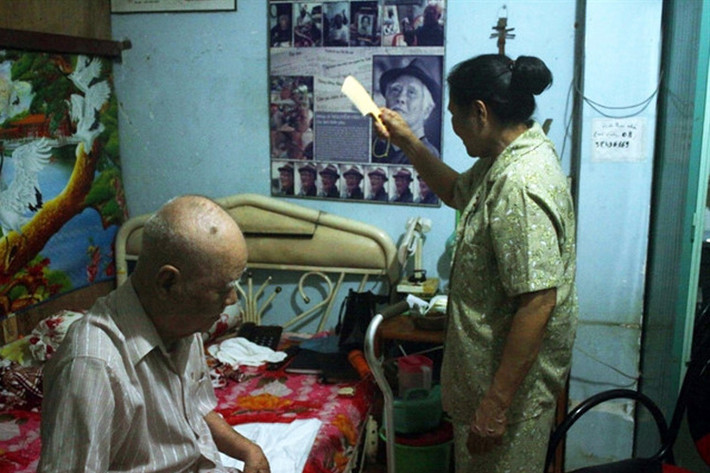 Ngoài sức khỏe suy yếu, theo lời nhạc sĩ Nguyễn Văn Tý, ông còn sống trong cảnh cô độc vì bị con cái bỏ rơi. Tác giả “Dư âm” cho hay, 2 người con gái đều không đoái hoài đến bố. Thậm chí, con gái của nhạc sĩ dù sống ở Sài Gòn nhưng 2 năm rồi cũng không đến thăm ông. Ảnh: Báo phụ nữ