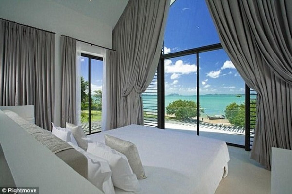 Biệt thự nằm ở biển Phuket, Thái Lan. Biệt thự ven biển nằm trong khuôn viên có diện tích đất 16.000 m2 với tầm nhìn trông ra vịnh biển tuyệt đẹp.
