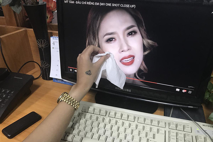 Người hâm mộ đã đua nhau chế cảnh “họa mi tóc nâu” bật khóc trong MV “Đâu chỉ riêng em”. Ảnh: Vietnamnet