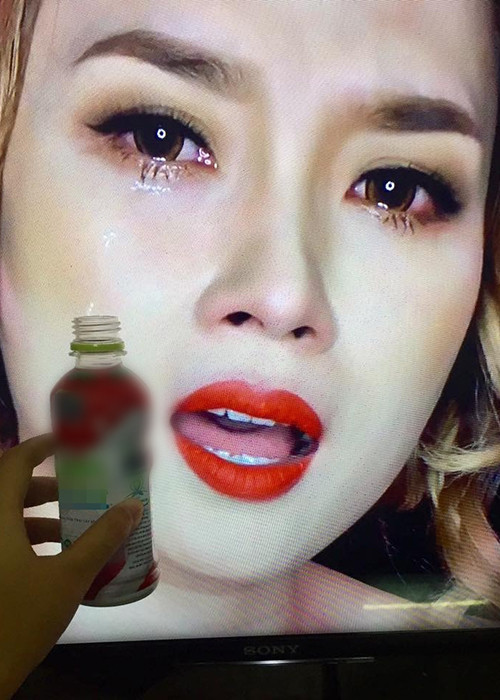 Người hâm mộ không những lau mà còn “hứng nước mắt” cho “họa mi tóc nâu”. Ảnh: Vietnamnet