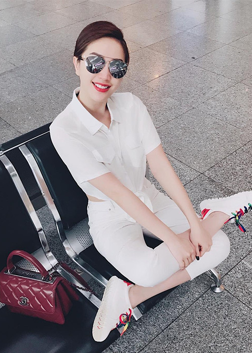 Bảo Thy khoe ảnh nhí nhảnh ở sân bay trong lúc chờ lên máy bay là một trong những tin tức sao Việt trong ngày 17/7.