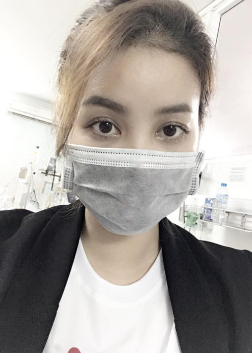 Hoa hậu Phạm Hương mệt mỏi chăm sóc bố đang ốm. “Dù bao khó khăn con cũng sẽ vượt qua…”, cô tự động viên bản thân.