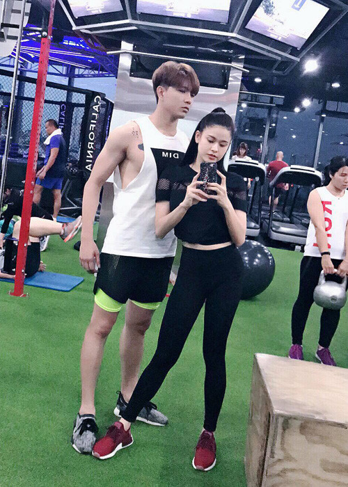 Vợ chồng Tim - Trương Quỳnh Anh chụp ảnh tự sướng ở phòng tập gym.