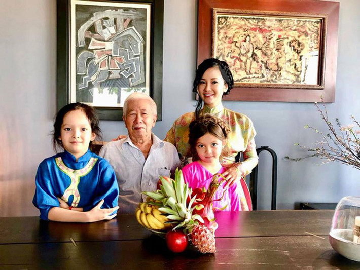 Trong khi Tôm và Tép đáng yêu khi diện áo dài, Hồng Nhung đẹp nền nã.