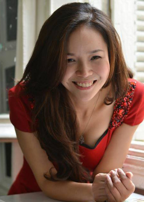 Nữ diễn viên tốt nghiệp đại học Sân khấu Điện ảnh rồi về đầu quân cho Nhà hát Kịch Việt Nam.