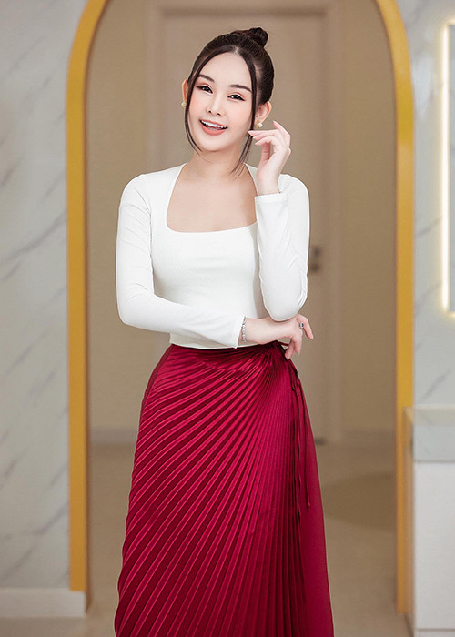 Gương mặt của cô thanh thoát, tự nhiên hơn thời bị chê môi sưng căng phồng.