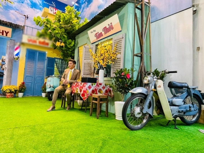 Đàm Vĩnh Hưng là một trong những sao Việt trang trí nhà đón Tết Nguyên đán 2021. Anh biến biệt thự thành một Sài Gòn xưa thu nhỏ.