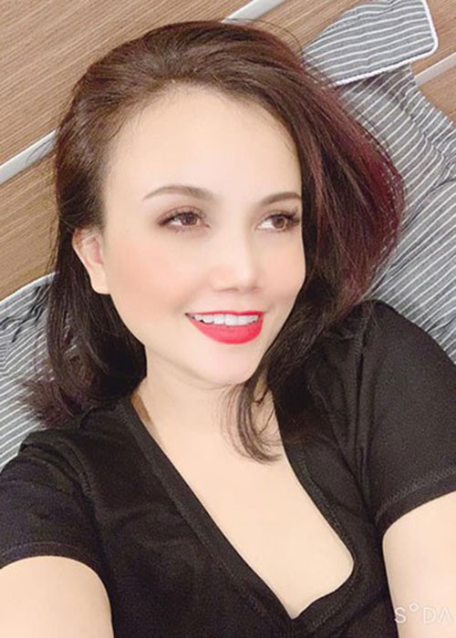 Bà mẹ 3 con cho biết, do ngày bé ốm và uống nhiều thuốc kháng sinh nên hàm răng của cô bị xỉn màu.