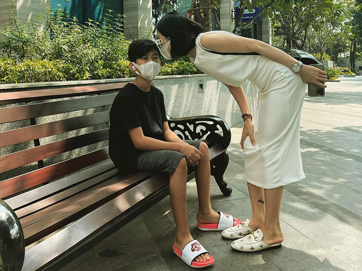 Bé Bo không đón Tết cùng mẹ. Lệ Quyên chia sẻ, con trai muốn ra cùng nhưng cô không dám cho con theo. Đây là lần đầu tiên nữ ca sĩ xa con. "Dịch không phức tạp thì mẹ con mình đang ôm nhau ở Hà Nội rồi, ai cũng nhắc Bo đâu, nhưng chắc ở Sài Gòn ấm áp nên an toàn hơn. Hôm nay trời trở lạnh làm mẹ nhớ em quá", nữ ca sĩ tâm sự.