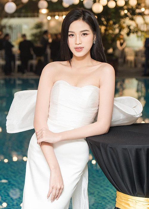 Đỗ Thị Hà sinh năm 2001, đến từ Thanh Hóa. Với nhan sắc làm rung động lòng người, cô đăng quang Hoa hậu Việt Nam 2020.