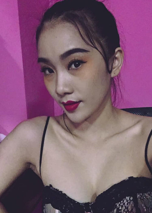 Phạm Lịch khoe vẻ quyến rũ ngoài đời thường.