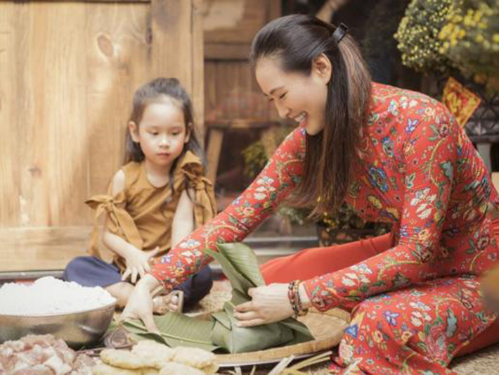 Người đẹp cho biết, cô thích cảnh mọi người cùng quây quần gói bánh, chuẩn bị mâm cỗ.