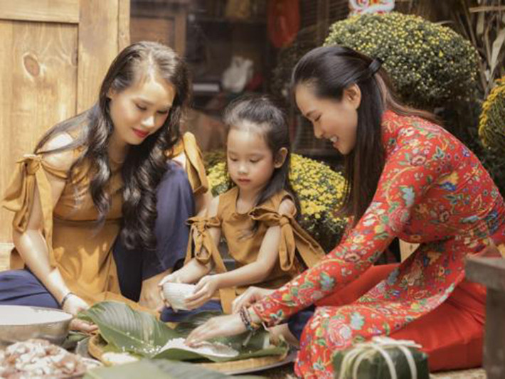 “Cứ mỗi dịp Tết về, Phương lại được ngồi gói bánh chưng cùng Mẹ, vừa để biếu tặng người thân bạn bè, vừa để chia sẻ bớt một phần công việc trong công đoạn chuẩn bị Tết đối với những thực khách yêu thích hương vị Hà Nội truyền thống nhưng bận rộn không có thời gian. Với Phương thì đây không chỉ là một món ngon, mà còn là tinh hoa, niềm tự hào khi nói về Tết Việt", cô tâm sự trên Công lý & xã hội.