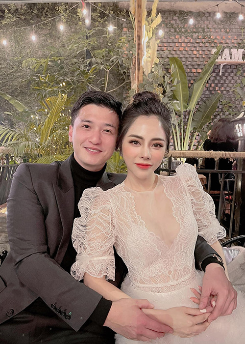 Huỳnh Anh - Bạch Lan Phương công khai hẹn hò hồi tháng 11/2020. Nhanh chóng, nam diễn viên cầu hôn bạn gái.