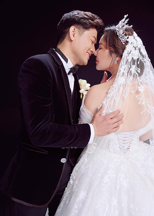 Quý Bình là một trong những sao nam Việt cưới đại gia. Năm ngoái, anh làm đám cưới với doanh nhân Nguyễn Ngọc Tiền. Nam diễn viên được nhiều người cho rằng giỏi “nịnh vợ”.