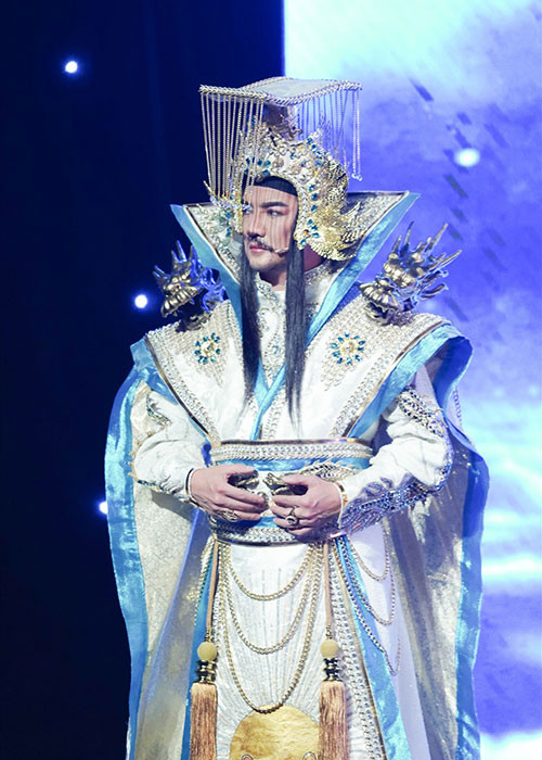 Đàm Vĩnh Hưng đóng Ngọc Hoàng trong Táo Xuân Tân Sửu chủ đề Theo dấu Ngọc Hoàng. Nam ca sĩ diện bộ trang phục được thiết kế kỳ công, nặng gần 20kg. Ảnh: Lao động
