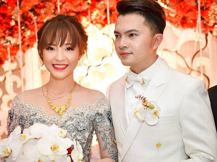 Tháng 3/2016, ca sĩ Nam Cường bí mật tổ chức đám cưới với Phương Thảo. Cặp đôi hẹn hò 1 năm trước khi quyết định kết hôn.