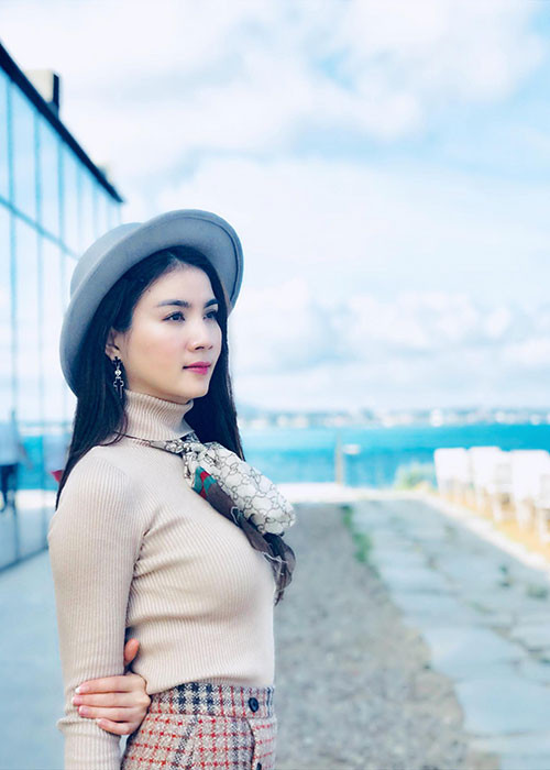Kha Ly mệt mỏi vì vẫn chưa thể khỏi bệnh cảm cúm sau khi từ Hàn Quốc trở về.