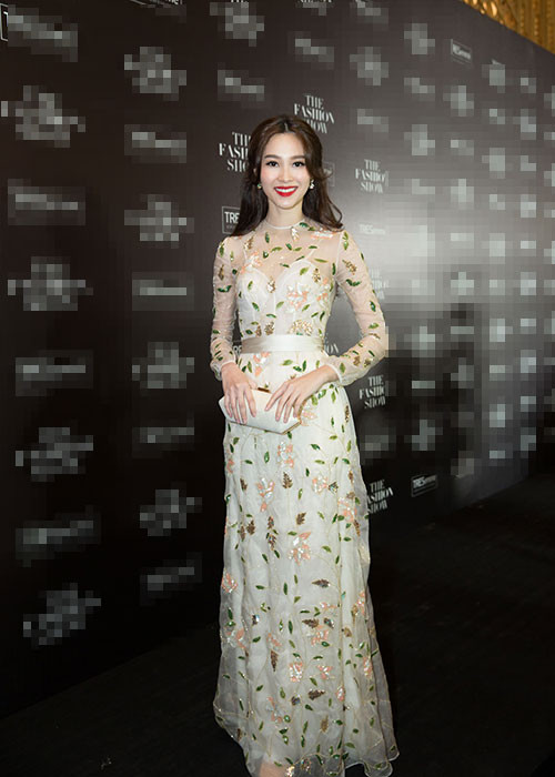 Hoa hậu Việt Nam 2012 thu hút sự chú ý của giới truyền thông trong bộ váy xuyên thấu kết hoa.