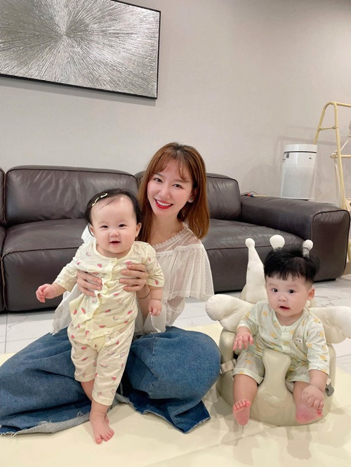 Ijin và Ijun cũng khiến Hari Won mê mệt. "Mình cũng ước gì có 2 đứa Ijun và Ijin như này. Thèm gặp mấy thiên sứ này quá mà. Cảm ơn Sam đã hỗ trợ múa và ca hát để có tấm hình cưng như này", Hari Won chia sẻ.