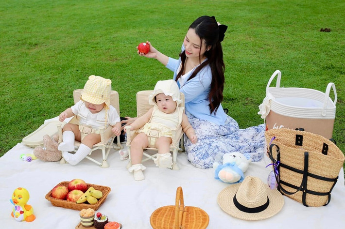 Con trai liên tục khóc khiến Sam khá vất vả.