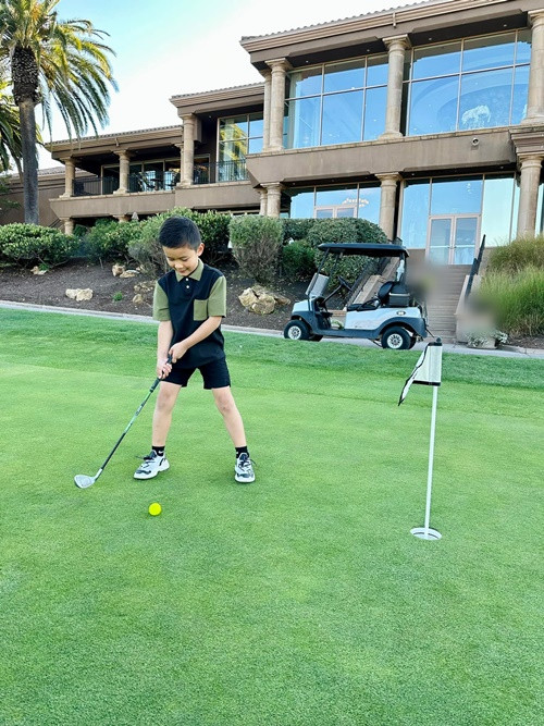 Vợ cũ Đan Trường cho biết, cô phát hiện môn golf rèn luyện tính kiên nhẫn và sự tập trung cho Thiên Từ. Ảnh: FB Thủy Tiên.