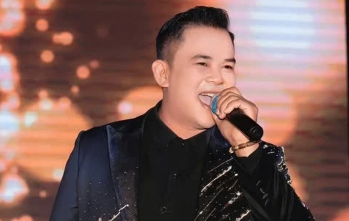 Lê Quốc Kháng từng giành giải quán quân cuộc thi dành cho các doanh nhân đam mê nghệ thuật mang tên Tình khúc giọng ca vàng 2020. Ảnh: Znews.