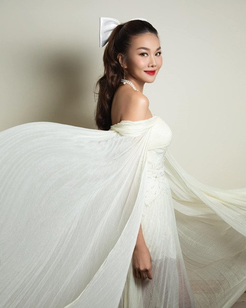 Giữa ồn ào, Thanh Hằng đăng ảnh bó hoa do chủ tịch Miss Universe Vietnam 2024 tặng, kèm tấm thiệp ghi: "Mr. V really wants you" (tạm dịch: Mr. V rất muốn bạn). Nhận được hoa, nữ siêu mẫu chia sẻ: "Cảm ơn Chủ tịch Miss Universe Vietnam 2024. Anh quậy quá". Ảnh: FB Thanh Hằng.