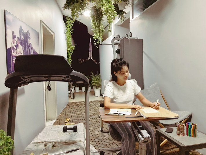 Người đẹp khoe một góc không gian làm việc ở nhà mùa dịch.