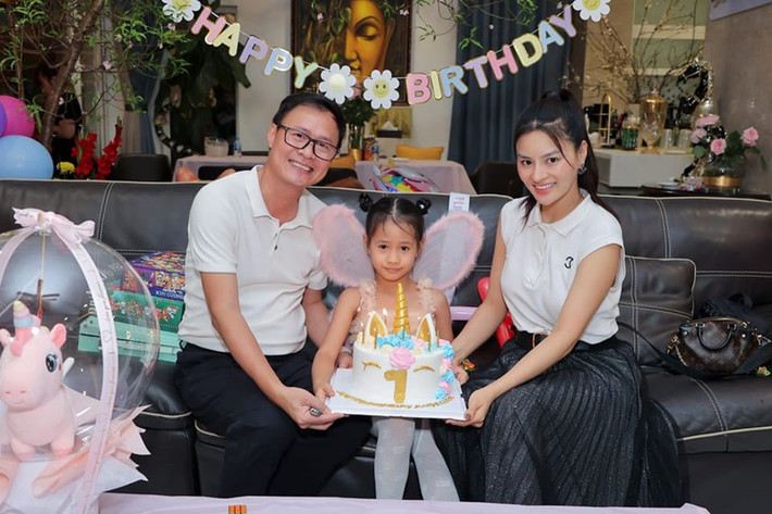 Nữ người mẫu cùng chồng mở tiệc sinh nhật hoành tráng cho con gái trong cơ ngơi triệu đô.