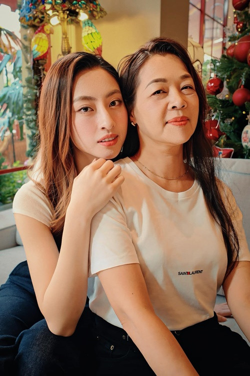 Hoa hậu Lương Thùy Linh (trái) có học vấn "khủng" khi tốt nghiệp loại giỏi với tấm bằng cử nhân ngành Kinh tế Đối ngoại tại Đại học Ngoại thương Hà Nội, học chương trình tiến sĩ chuyên ngành Kinh tế Quốc tế tại Đại học Kinh tế thuộc Đại học Quốc gia Hà Nội. Ảnh: FB Lương Thùy Linh.