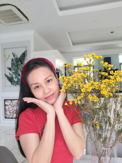 Nữ ca sĩ Cẩm Ly là một trong những sao Việt chăm để mặt mộc. Ngoài ra, ở đời thường, cô mặc đồ đơn giản. Ảnh: FB Cẩm Ly.