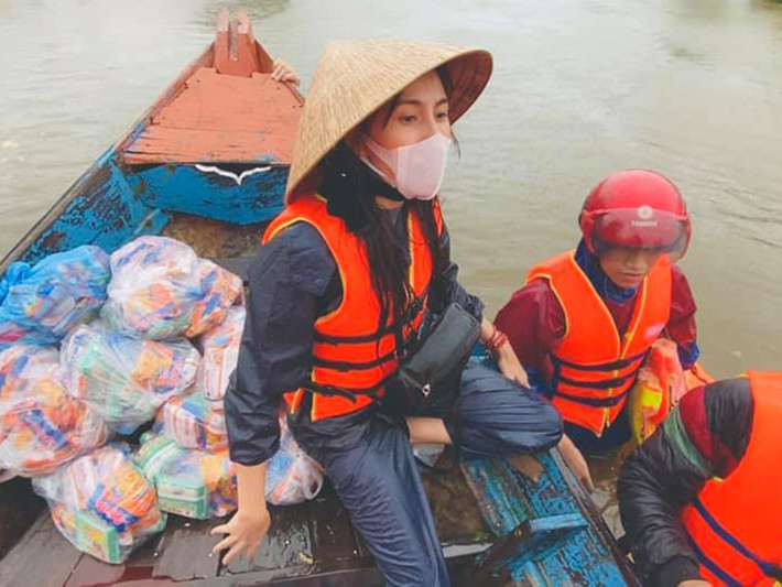 Giọng ca "Giấc mơ tuyết trắng" ban đầu dự định chỉ ở Huế từ 1-2 ngày nên chỉ mang theo ít quần áo. Tuy nhiên, nhận thấy bà con vẫn cần hỗ trợ Thủy Tiên quyết định kéo dài hành trình của mình.