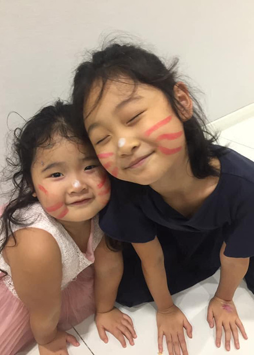 Hai nhóc tì nhà Hương Giang đều bụ bẫm, đáng yêu.