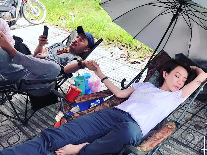 Hình ảnh Tiến Luật nắm tay Thu Trang trong lúc cô đang ngủ từng gây chú ý.