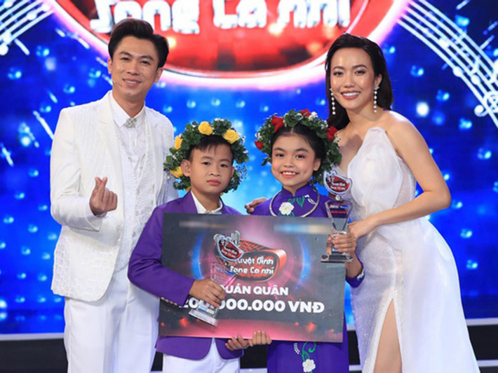 Năm 2019, Hồ Việt Trung cùng Diệu Nhi đưa hai học trò Quốc Linh và Quỳnh Nhi trở thành quán quân Tuyệt đỉnh song ca nhí. Ảnh: Zing