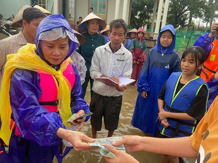 Hiện tại, ngoài bà Ngọc Hương, không ít sao Việt cũng ở miền Trung để cứu trợ người dân vùng lũ như vợ chồng Lý Hải, vợ chồng Lương Thế Thành.