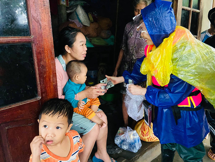 Trên trang cá nhân, nữ ca sĩ khoe ảnh mẹ và dì ruột đi từ thiện kèm lời tâm sự: "Mẹ tôi và dì tôi máu thiệt. Duyệt".