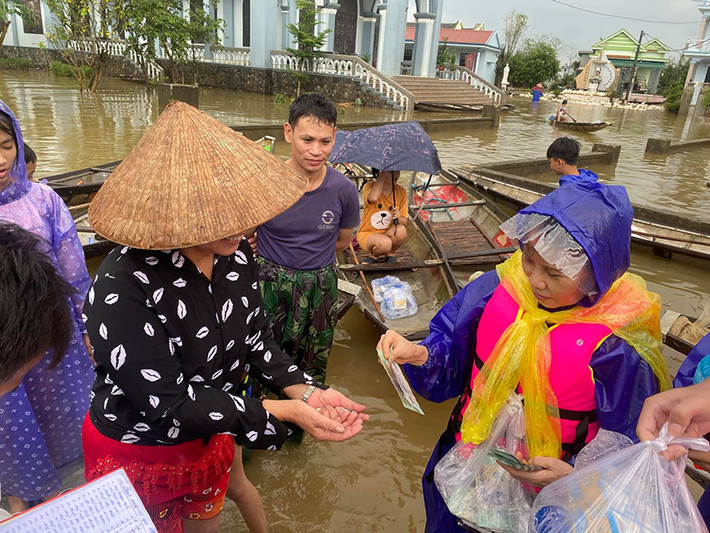 "Cả tối liên lạc với các vùng ở Quang Trị, xem tin tức của Quảng Bình. Nóng lòng không ngủ, cầu trời đừng mưa nữa, nửa đêm nay trời mưa lại, không ngủ được. Thương quá mọi người ơi", mẹ ruột của Hà Hồ chia sẻ.