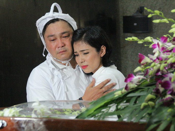 NSND Lý Huỳnh qua đời vào sáng ngày 22/10. Lễ viếng diễn ra từ chiều cùng ngày. Diễn viên Việt Trinh là một trong những nghệ sĩ đến sớm viếng NSND Lý Huỳnh. Ảnh: Tiền Phong