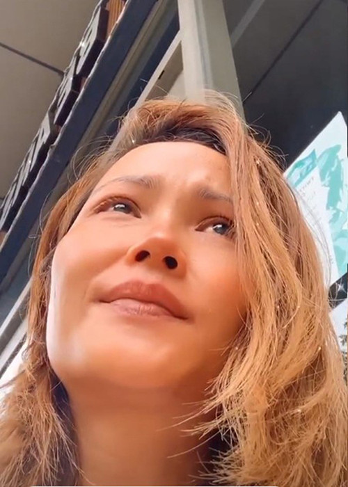 H’hen Niê đã khóc rất nhiều bởi cô thực sự rất tổn thương. Người đẹp cho biết, 50 triệu đồng đối với một số người thì ít nhưng với một người nuôi cả gia đình như cô thì nhiều. Chính mẹ của H’hen Niê luôn động viên cô giúp đỡ cộng đồng rồi lo cho gia đình.